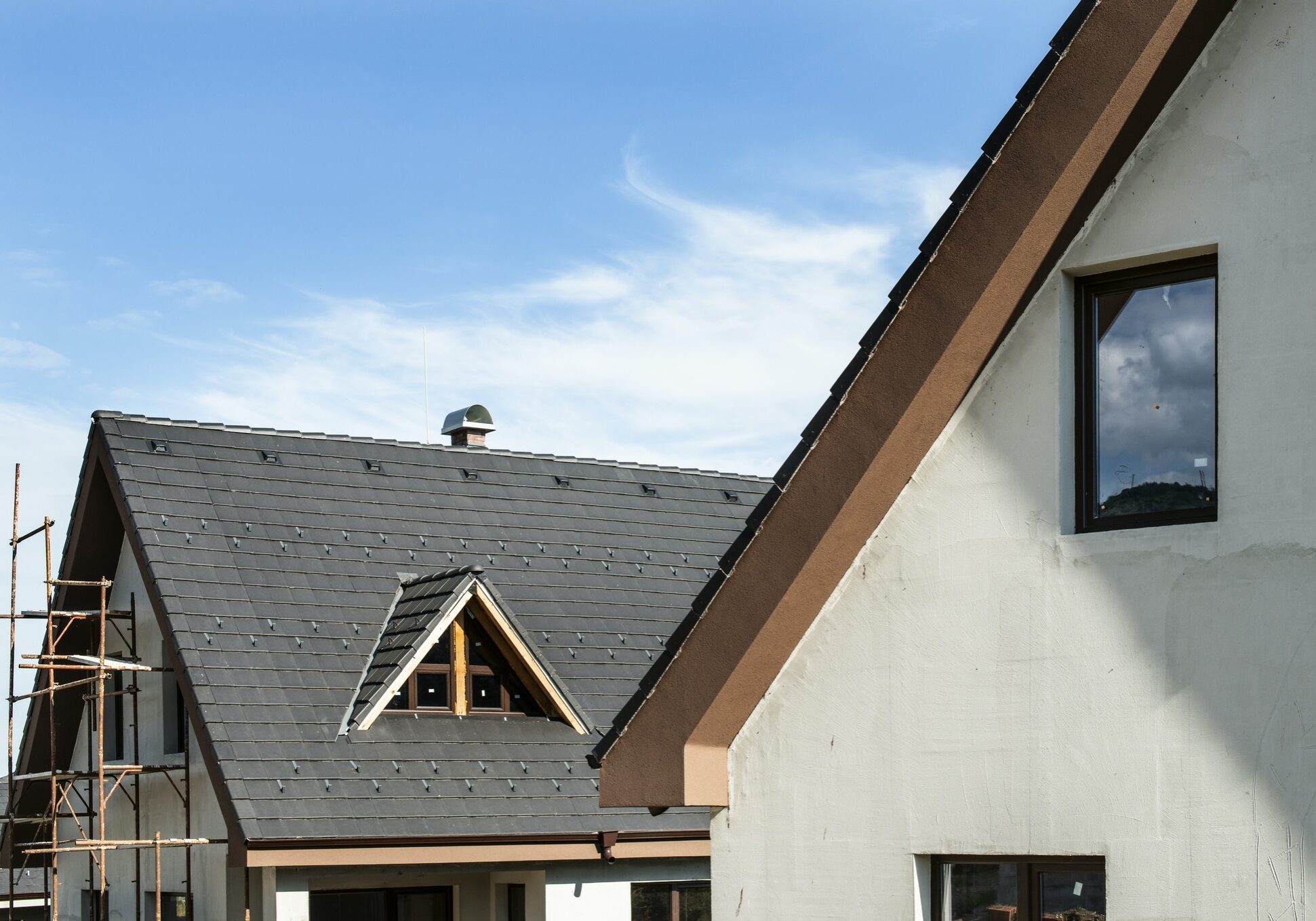 laying-roof-tiles